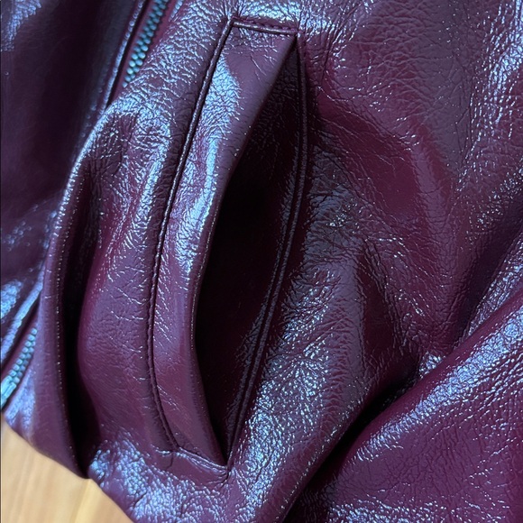 Scoop Women's Crinkle Faux Patent Leather Cropped Bomber Jacket - Picture 7 of 14